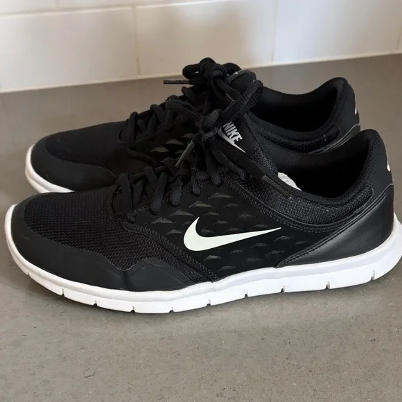 Nike Black and White Running Shoes - Picture 2 of 7